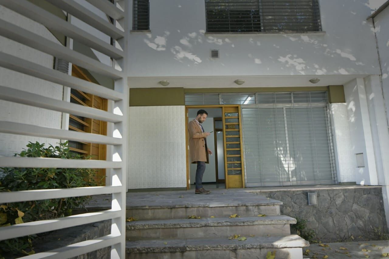 Hoy se allanó el estudio del abogado Luciano Ortego, en el barrio Bombal. / Orlando Pelichotti, Los Andes.