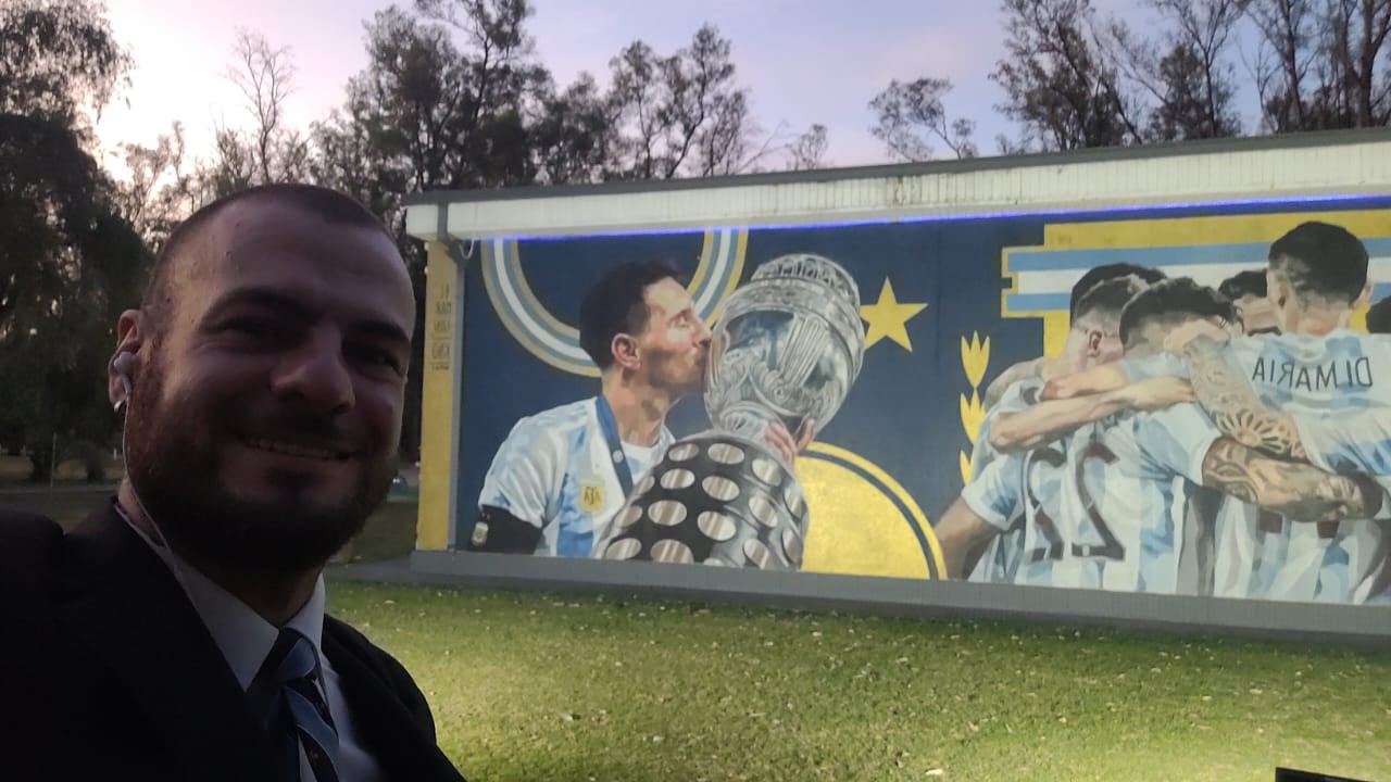 Manija total: es mendocino, viajó a dedo para estar en los festejos y conoció el predio de la Selección. Foto: Gentileza Marcos Dell'Agnola