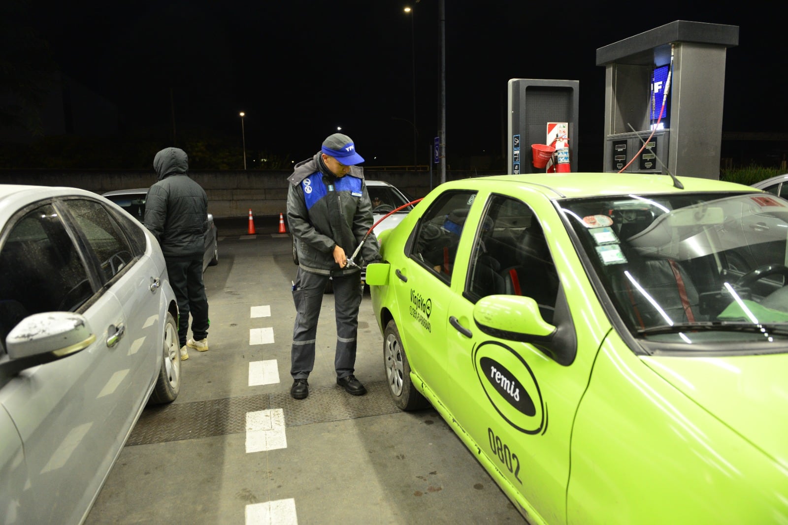 Filas de autos en las estaciones de servicio de Córdoba buscando GNC (La Voz)