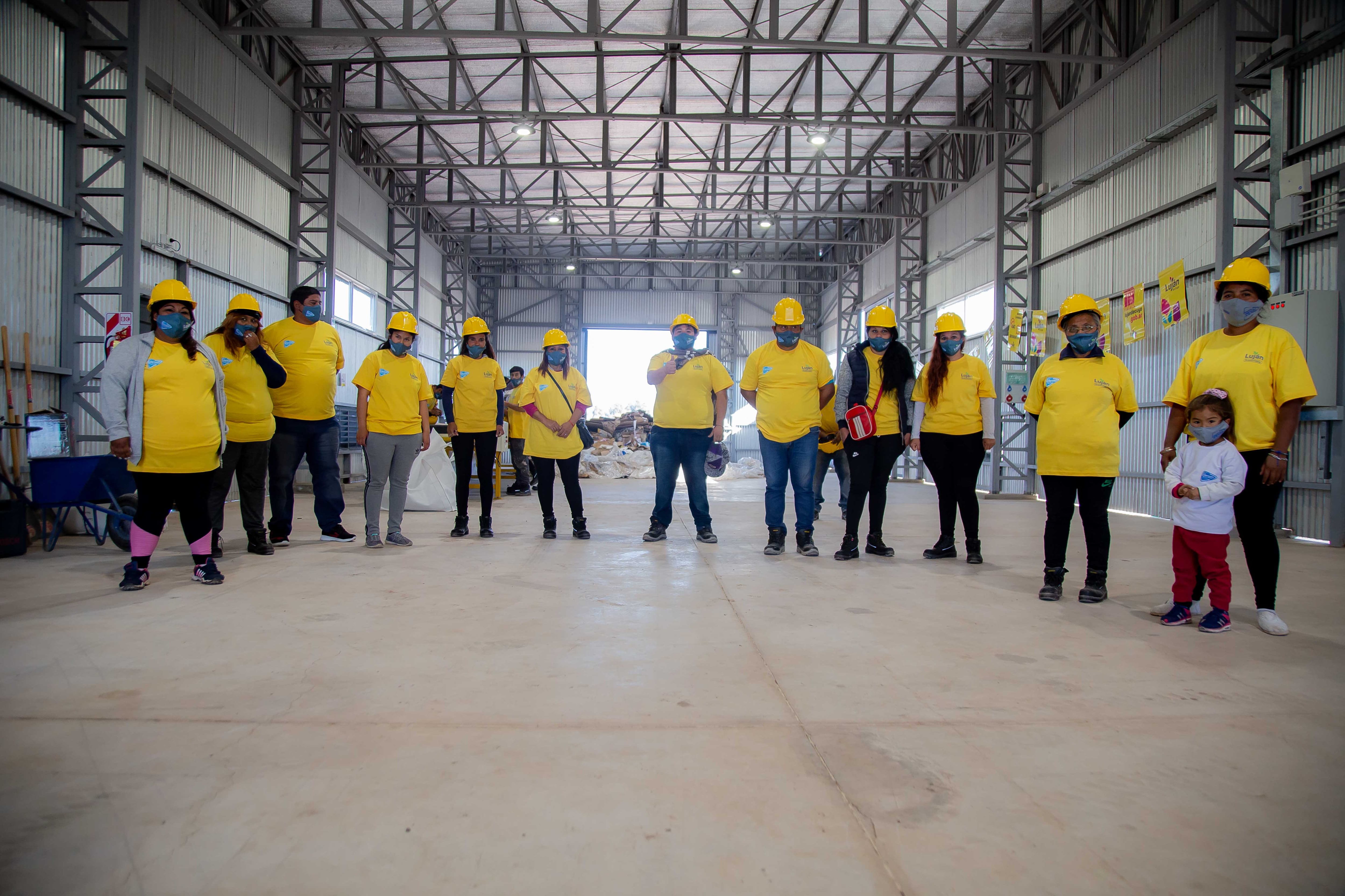 Parte de los integrantes de la Cooperativa "La fuerza de mi tierra" en el interior del Centro Verde.