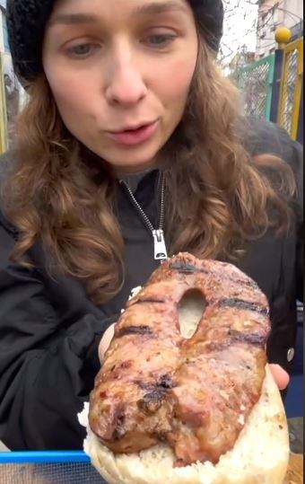 Dana, una joven de Rumania probó el choripan.