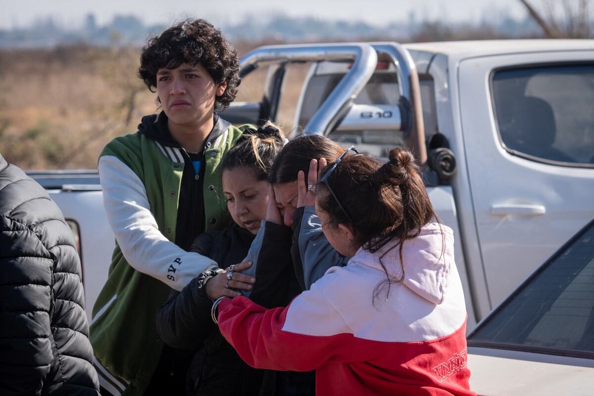 Familiares de Agostina a las afueras del galpón abandonado en carril Robert, entre carril Norte y Chivilcoy, de Buen Orden. 
