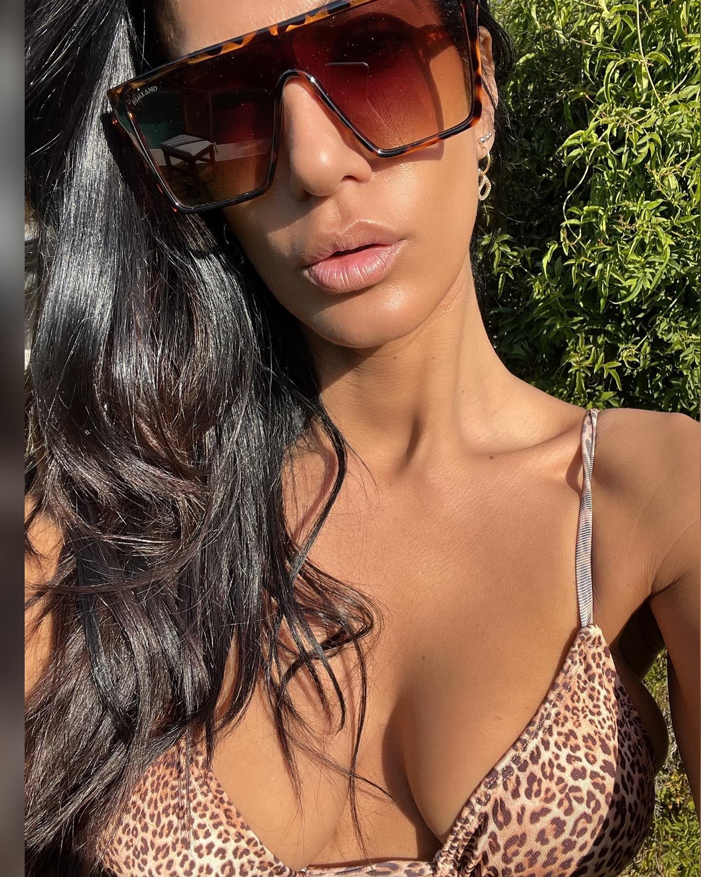 Silvina Escudero lució sus bikinis animal print para no extrañar el verano.