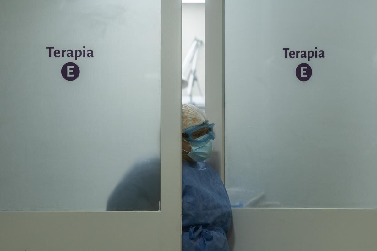 Micaela Sánchez en la puerta de ingreso del la nueva terapia intensiva del hospital.