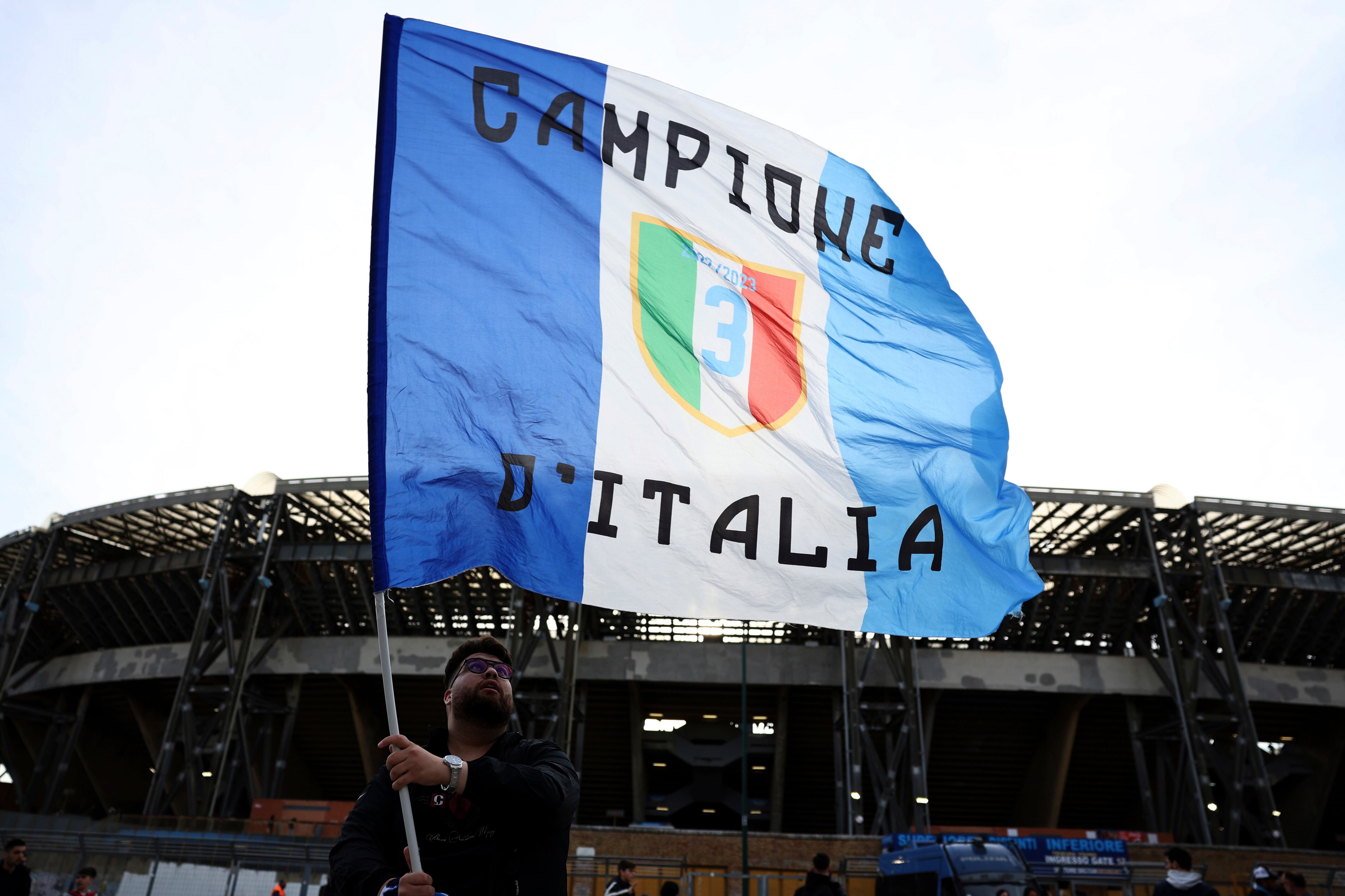 Un hincha de Napoli agita una bandera con la frase campeón de Italia en las afueras del estadio
Diego Armando Maradona previo al partido contra el AC Milan, el domingo 2 de abril de 2023. (Alessandro Garofalo/LaPresse vía AP)