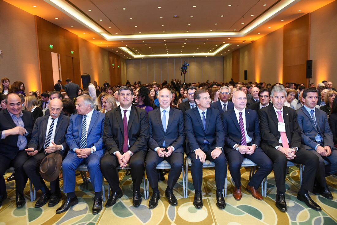 El Gobernador, Rodolfo Suarez, participó del acto inaugural del XXXI Congreso Nacional de Derecho Procesal. En la imagen están los supremos Mario Adaro y José Valerio, el procurador de la Corte Alejandro Gullé, el vicegobernador Mario Abed, el miembro de la Corte Suprema de la Nación Ricardo Lorenzetti, y el presidente del Máximo tribunal de Mendoza Dalmiro Garay.