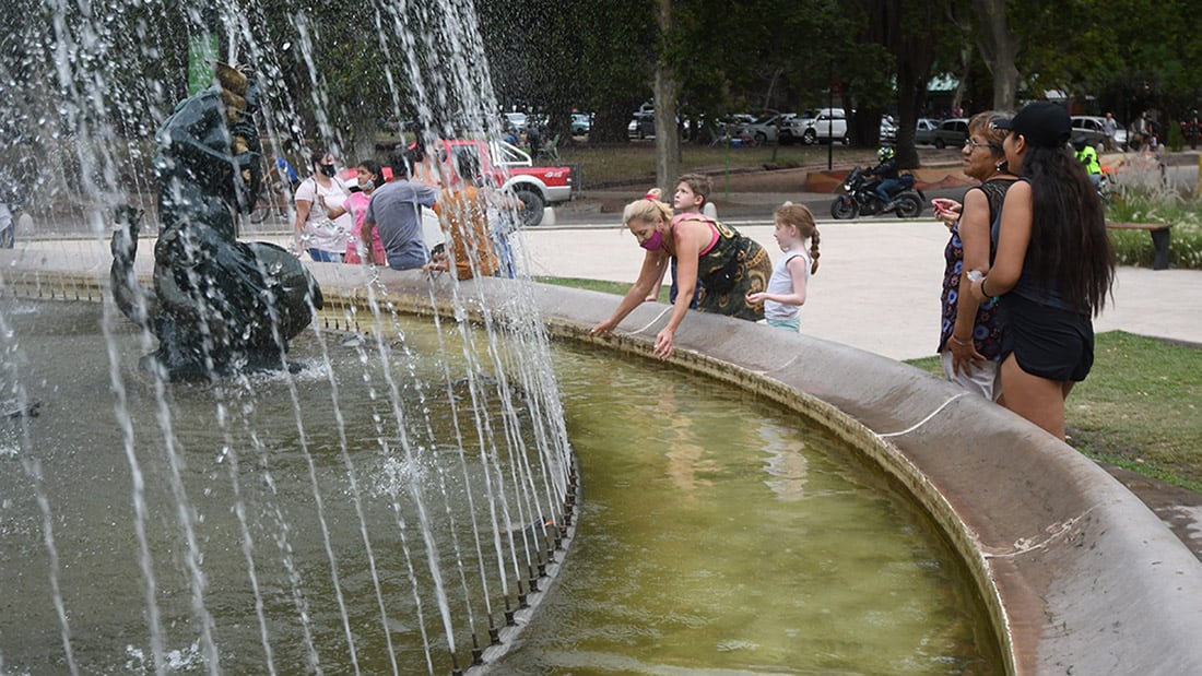 La gente se refresca en la fuente de los Continentes en el parque General San Martín

Foto: José Gutierrez