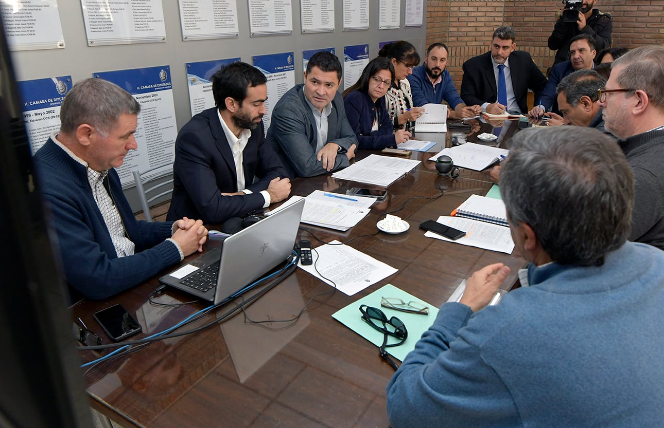 El ministro de Hacienda y Finanzas de la provincia, Víctor Fayad, cuando  presentó el proyecto de modificación de la Ley de Responsabilidad Fiscal a la comisión de Hacienda del Senado. Foto: Los Andes 
