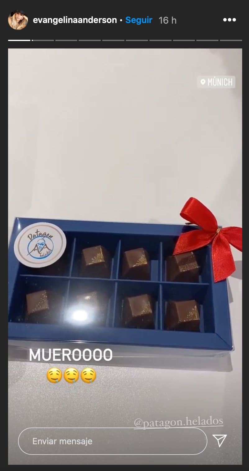 La bolsa de regalo también incluyo una caja de bombones.