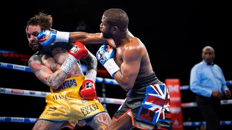 Aaron Chalmers vs. Floyd Mayweather en el O2 Arena de Londres.