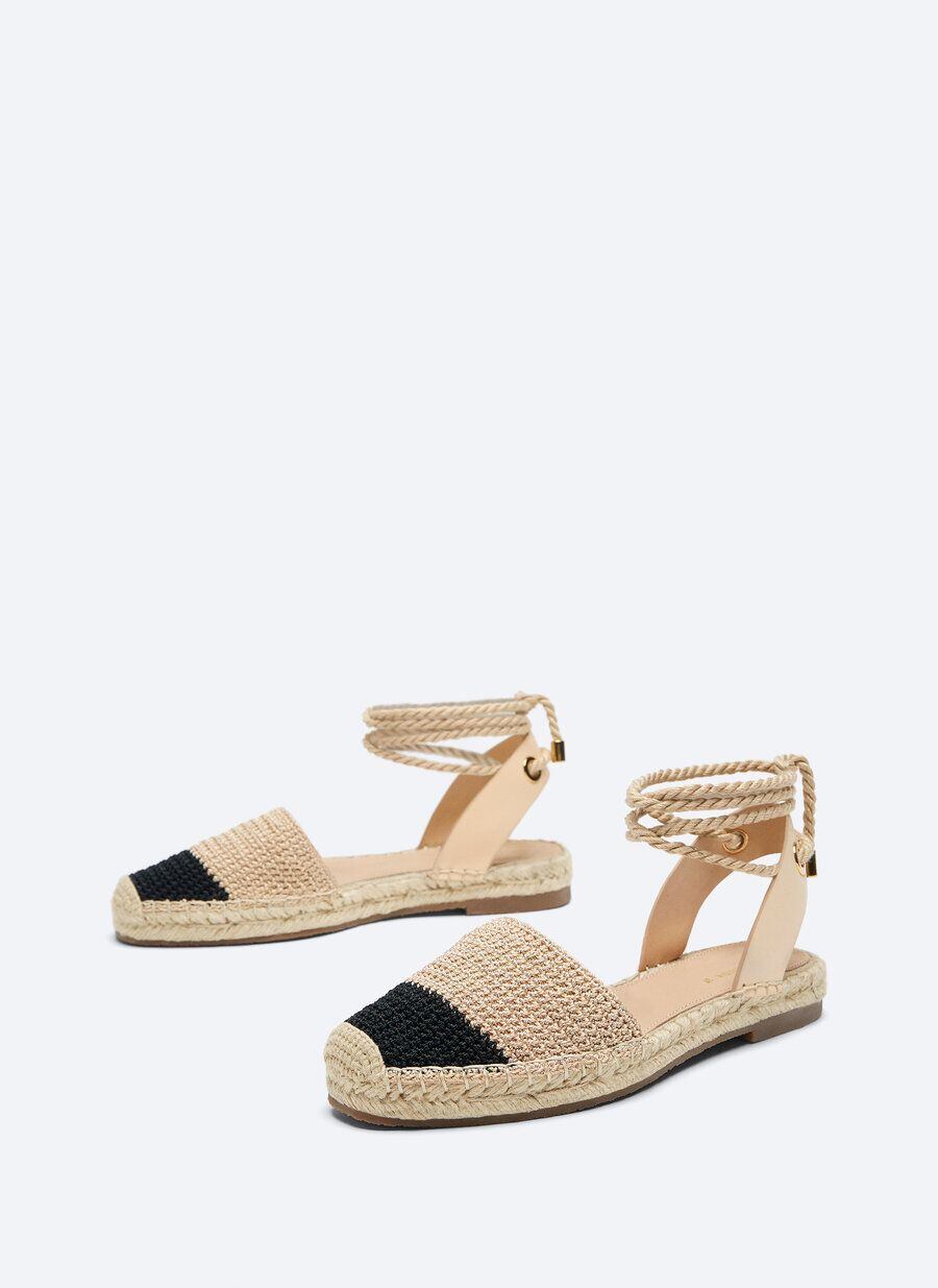 Las sandalias tejidas en yute dan un look canchero y elegante