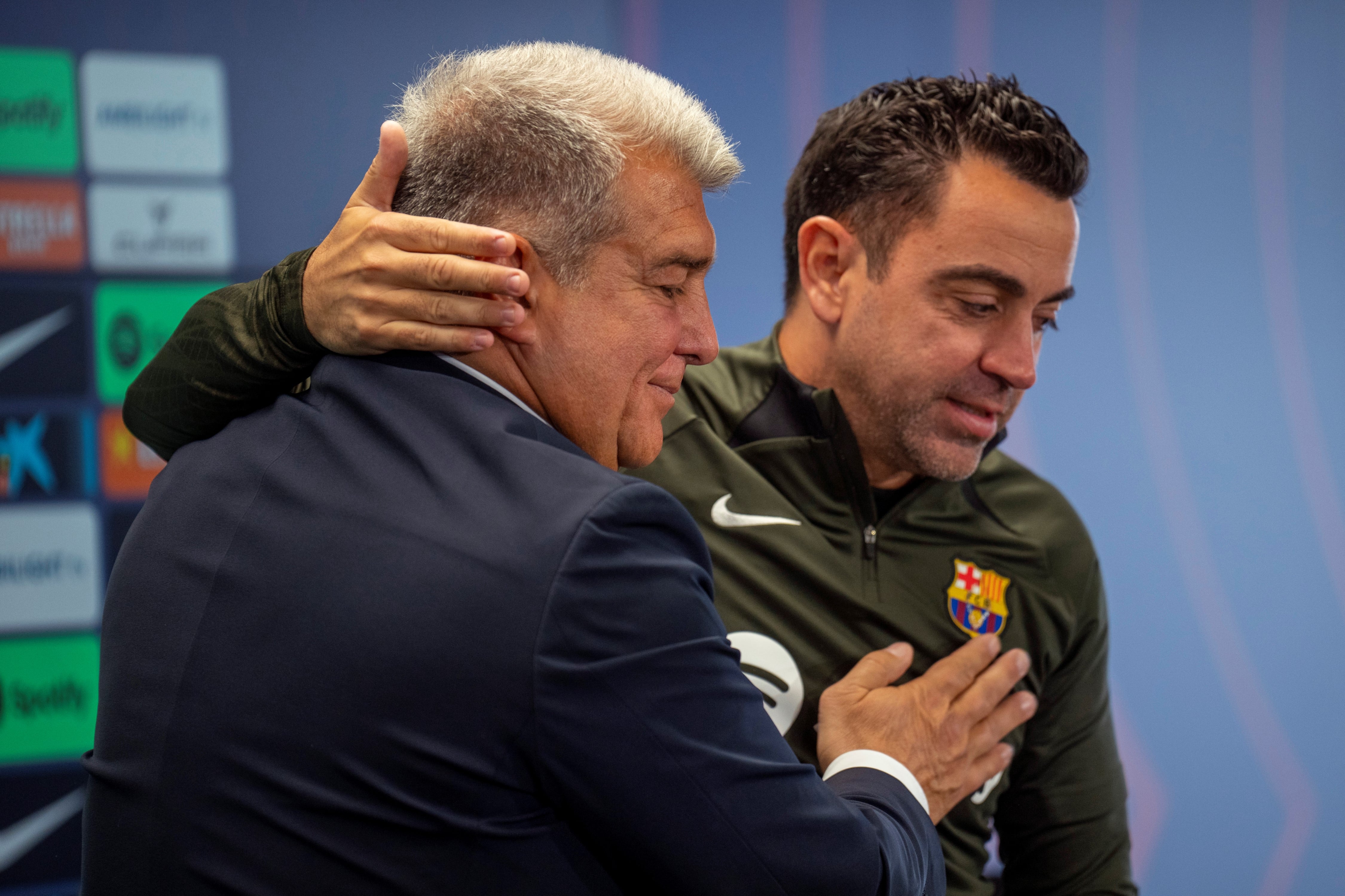 Laporta junto a Xavi confirmado su continuidad (AP)