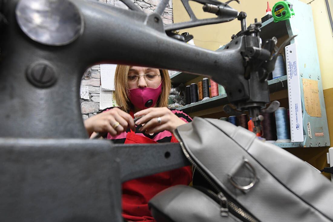 Yamila Cipolla, trabaja junto a su padre en el taller de calzados Polito de Lujan de Cuyo, hace 18 años que realiza este trabajo siguiendo los pasos de su abuelo y su padre.
Foto José Gutierrez