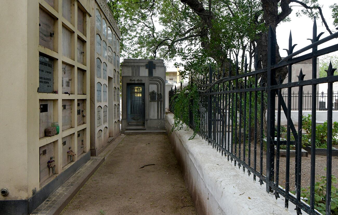 “La Nena” y “El Brasilero”, los dos niños fantasmas del Cementerio de Mendoza que corretean por el lugar. Foto: Orlando Pelichotti / Los Andes.