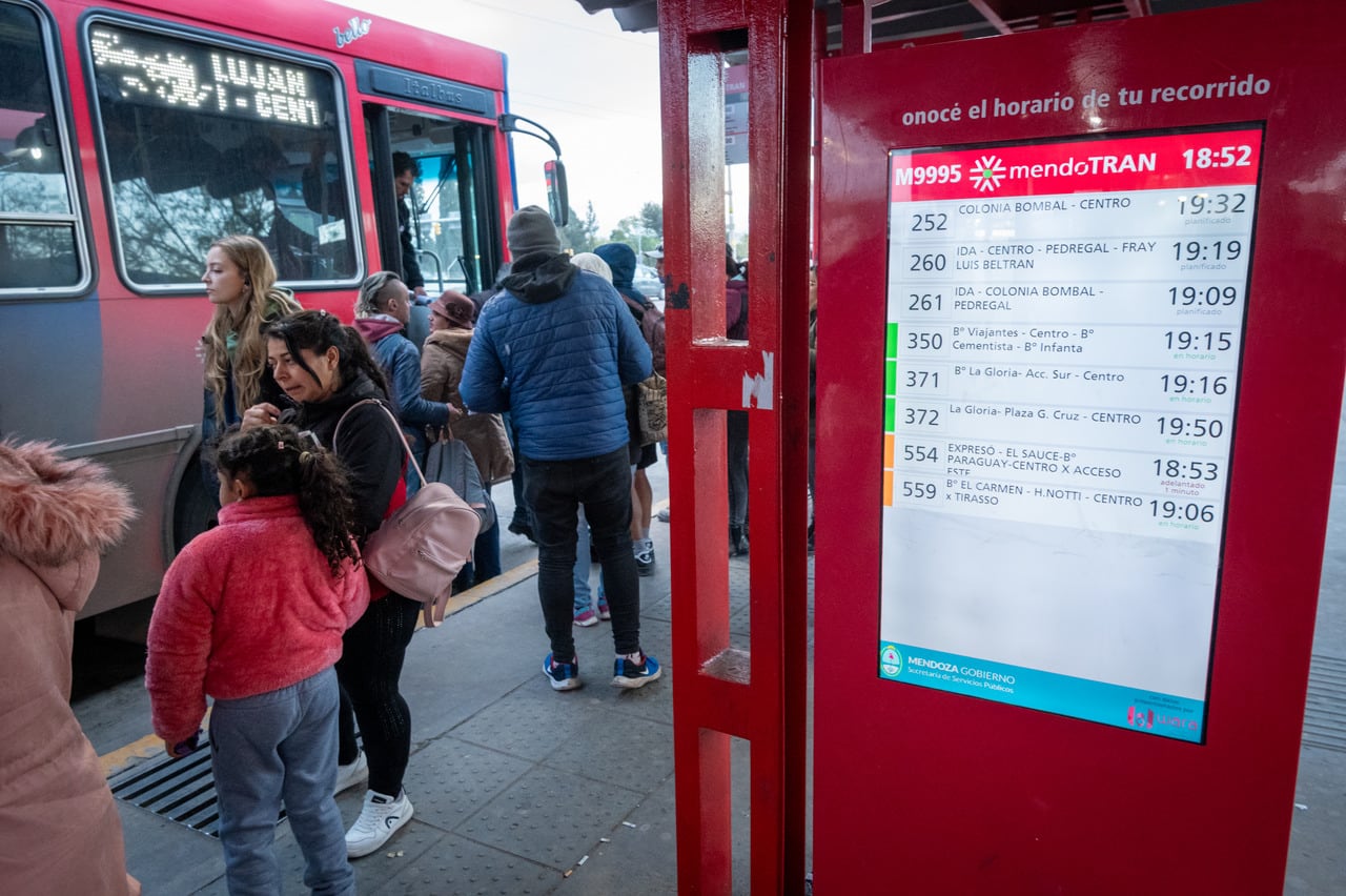 Boleto a 550 pesos: ¿cuánto tendrá que gastar una familia tipo en colectivo al mes en Mendoza? Foto: Ignacio Blanco / Los Andes

