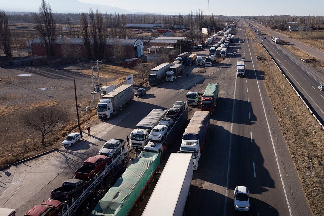 El Paso a Chile sigue abierto hasta las 23 y ya comenzaron a cruzar 8.000 camiones. Foto: Ignacio Blanco / Los Andes   