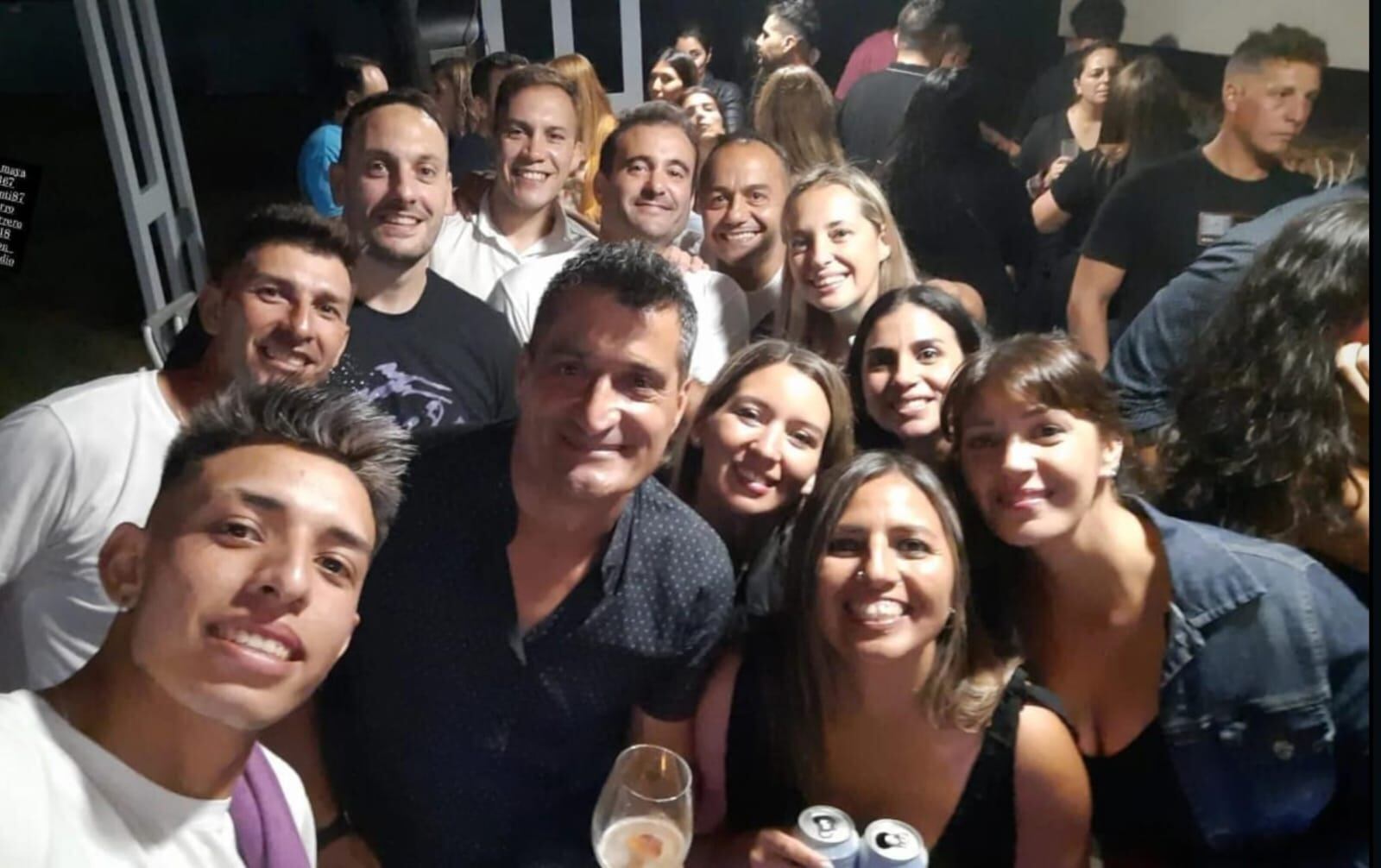 En el eufórico grupo de Whastapp del legislador del PD se compartieron fotos de brindis anticipados a la noche del 24...