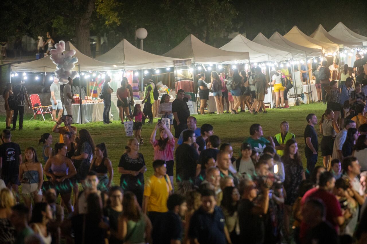 El predio guaymallino cuenta con un amplio espacio verde, rodeado por   stands gastronómicos, emprendedores y artesanos.
Foto: Ignacio Blanco / Los Andes 