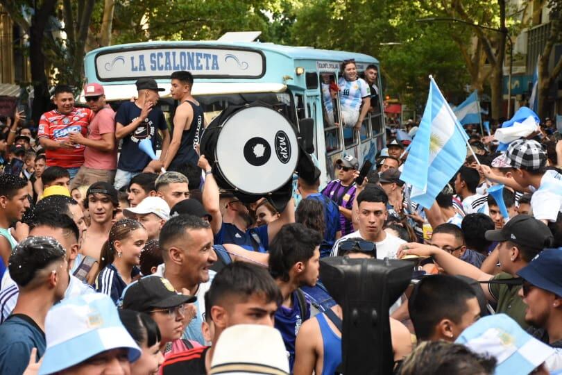 Argentina le ganó a Australia 2 a 1 y los hinchas mendocinos coparon las calles del Centro para festejar que la Selección pasó a cuartos de final de Qatar 2022. - Mariana Villa / Los Andes