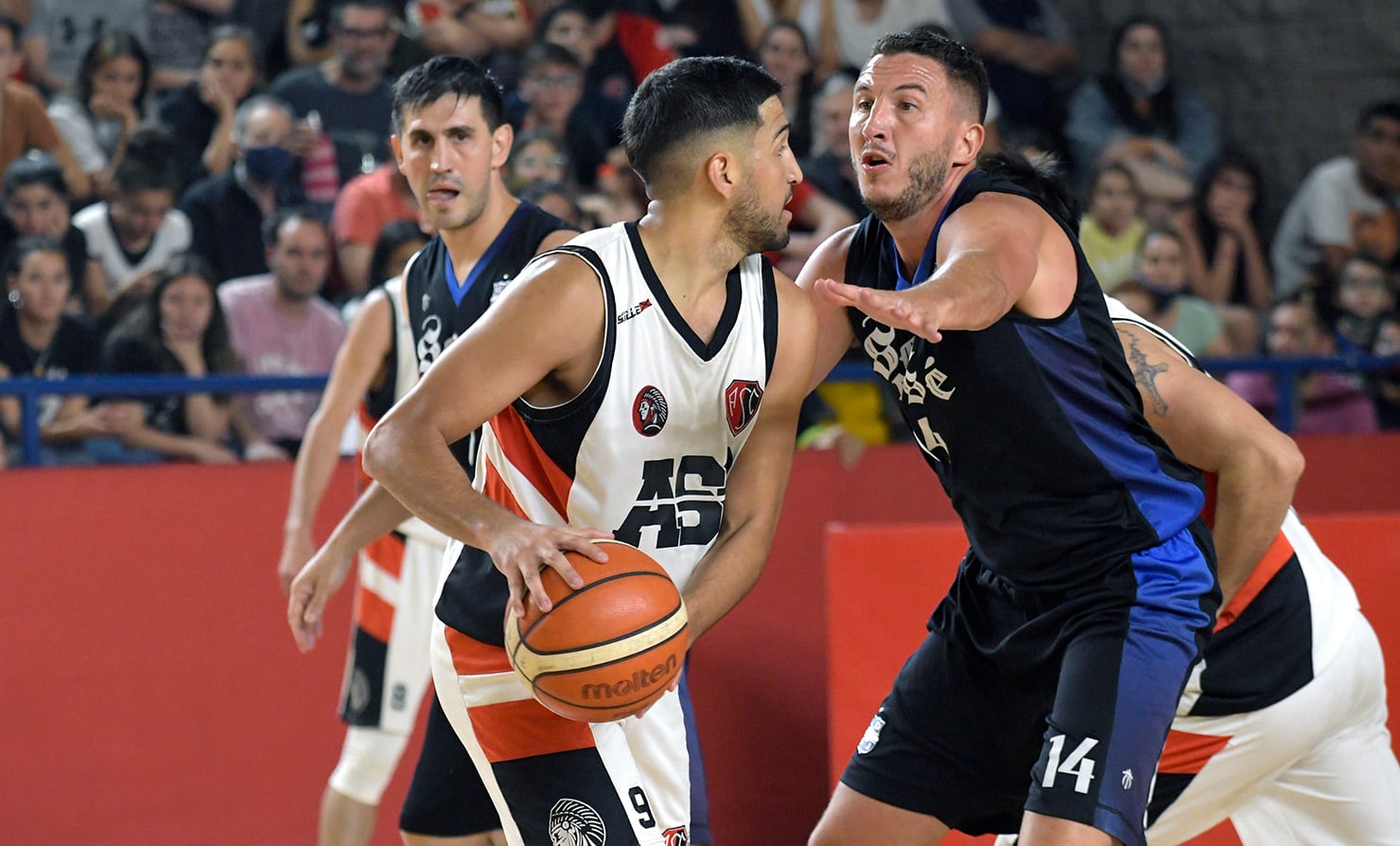 La pelota no paró casi en el último cuarto. Foto Orlando Pelichotti