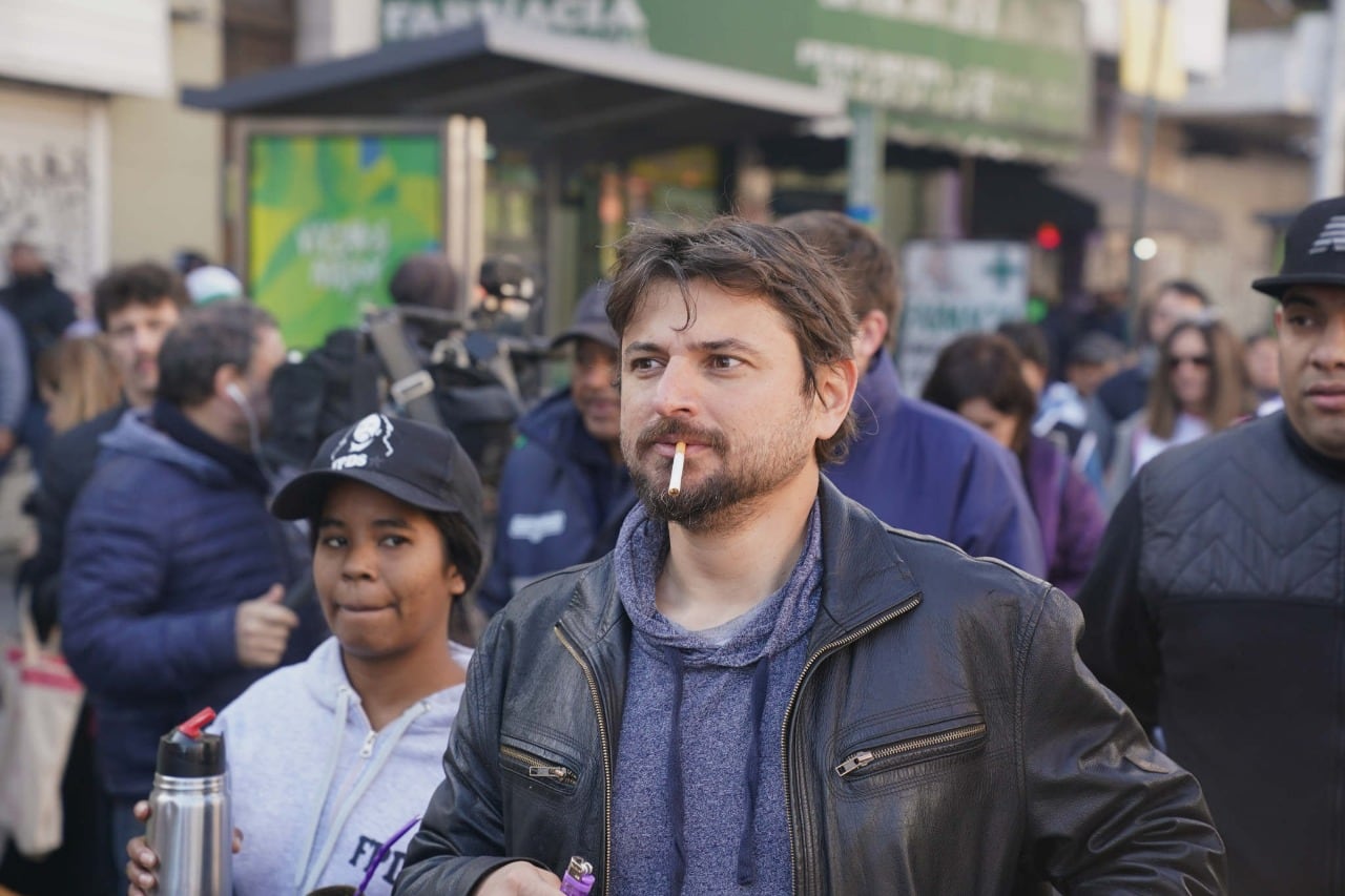 Juan Grabois en la marcha piquetera del Puente Pueyrredón. (Clarín)