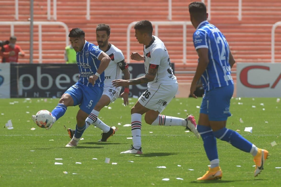 Al término del primer tiempo, Godoy Cruz cae por 2-0 con Newell's. / Ignacio Blanco ( Los Andes).