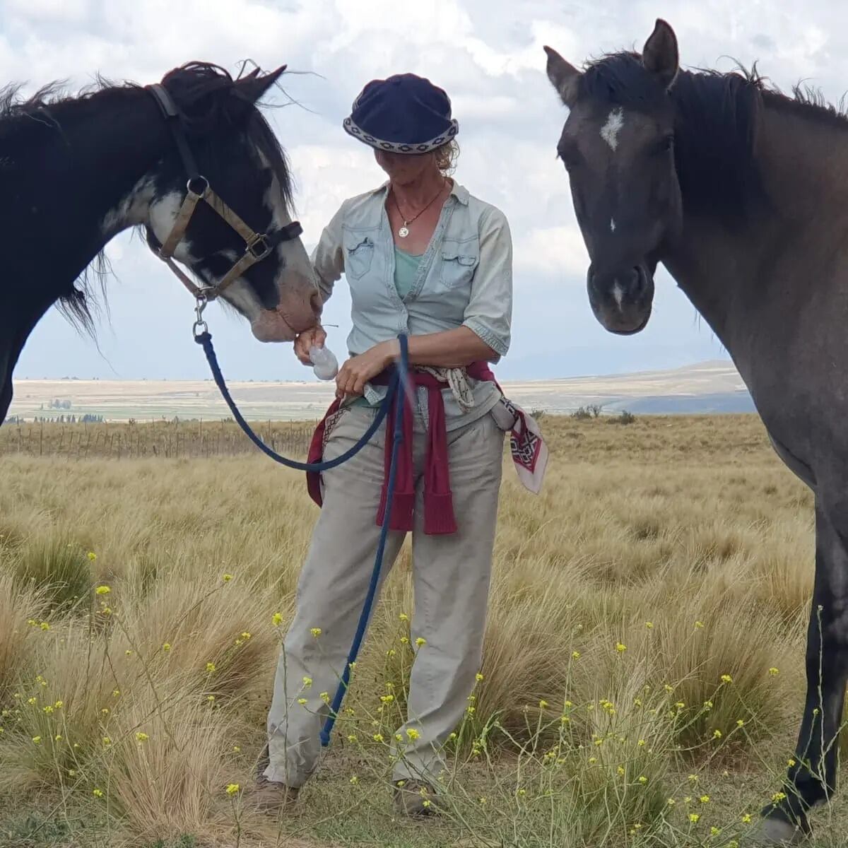 Caroline, junto a su yegua en La Carrera, Tupungato.