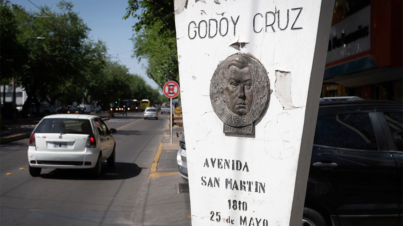 Circuito de Cardona
La municipalidad e Capital y familiares del artista Juan José Cardona proponen un recorrido por sus obras en distintos puntos del gran Mendoza 
Monolito medallón de Bronce con la figura de San Martín- del año 1944
 Foto: Ignacio Blanco / Los Andes 