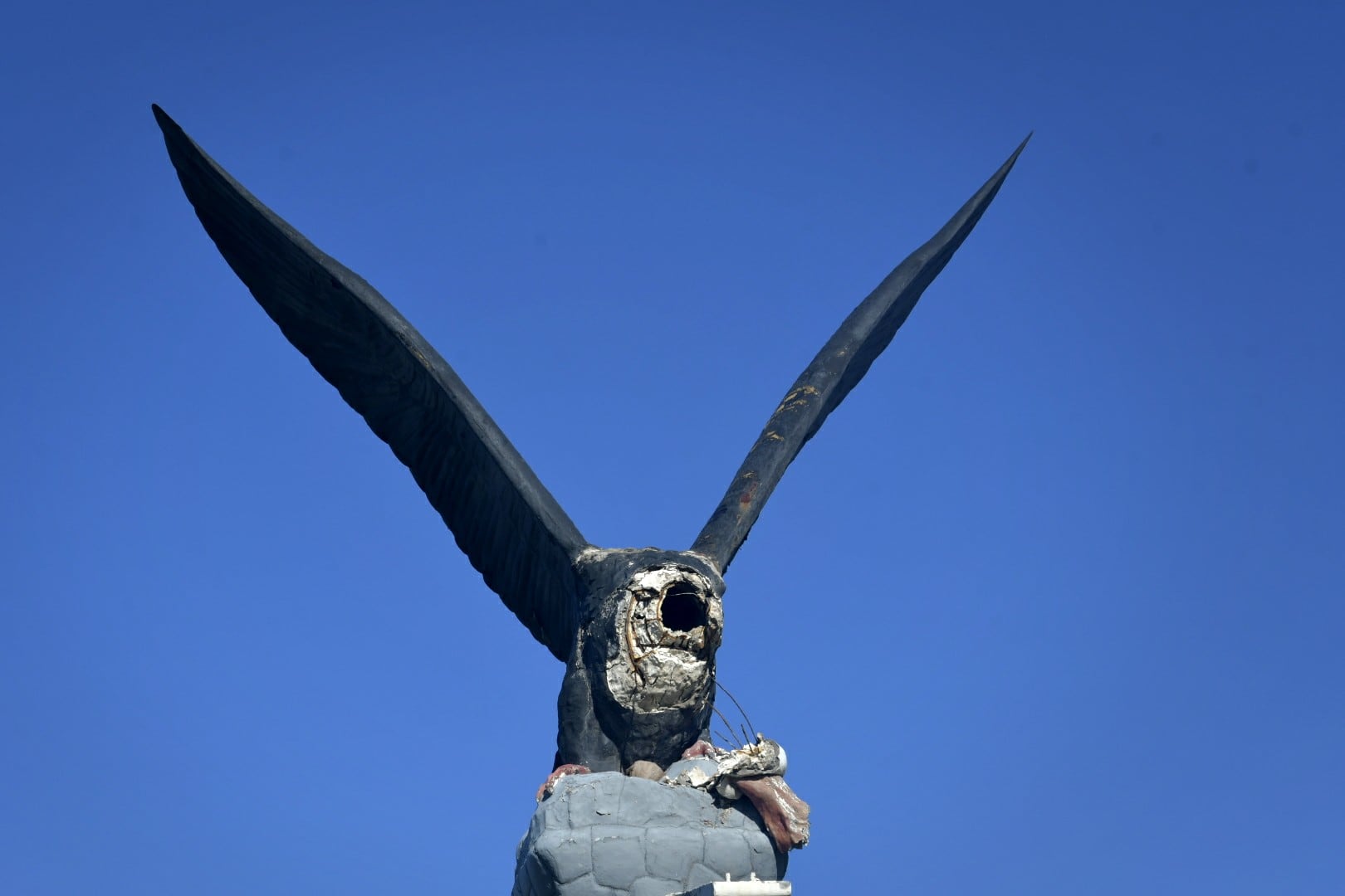 El monumento al cóndor en el Acceso Este (Guaymallén) quedó sin cabeza tras la tormenta de granizo del 23 de febrero - Orlando Pelichotti / Los Andes