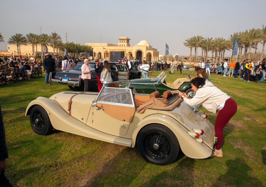 Entusiastas de los automóviles visitan una muestra de coches clásicos el 19 de marzo de 2022, en El Cairo, Egipto. (AP Foto/Amr Nabil)