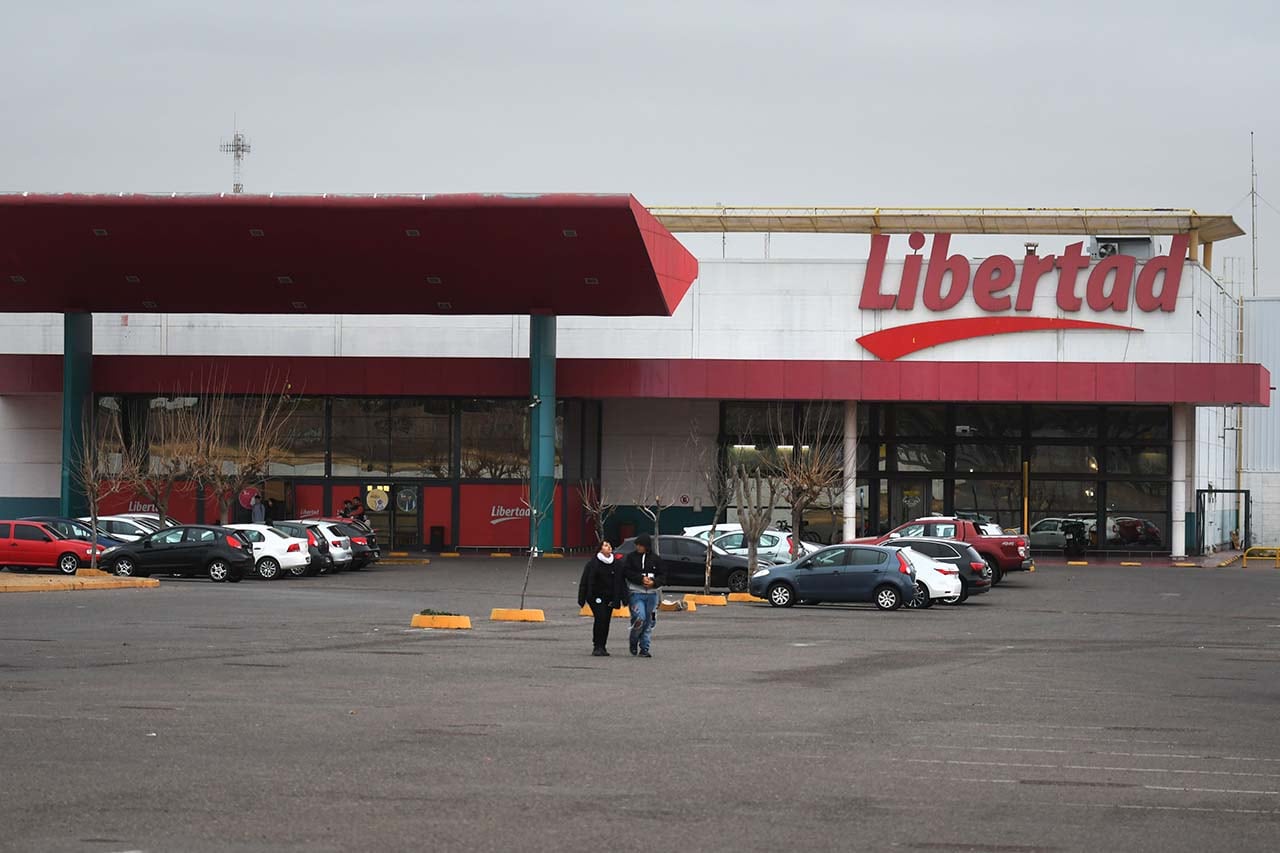 El grupo francés Casino vendió la cadena de hipermercados Libertad a un magnate checo. Foto: José Gutierrez / Los Andes