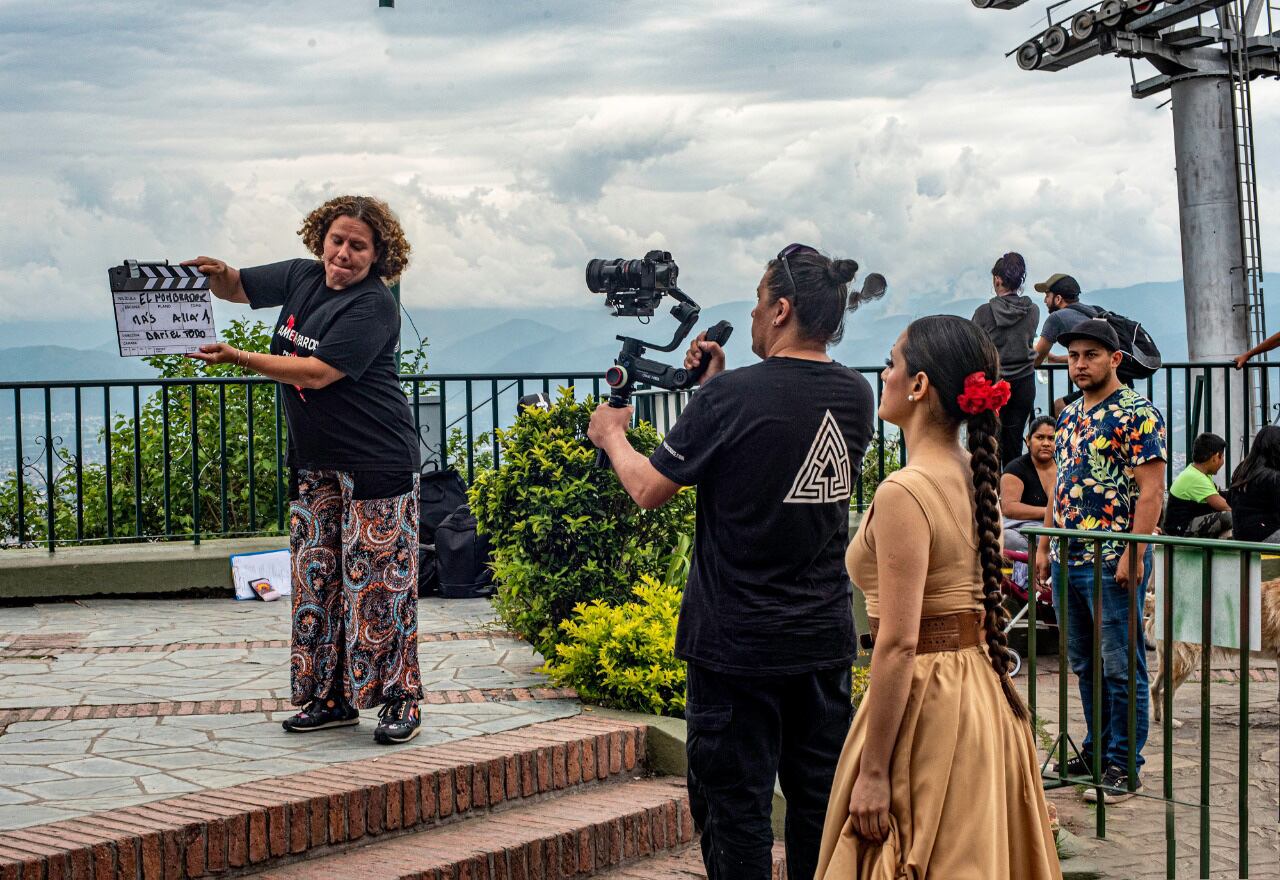 En pleno rodaje Leiva junto a la directora Silvia Majul.