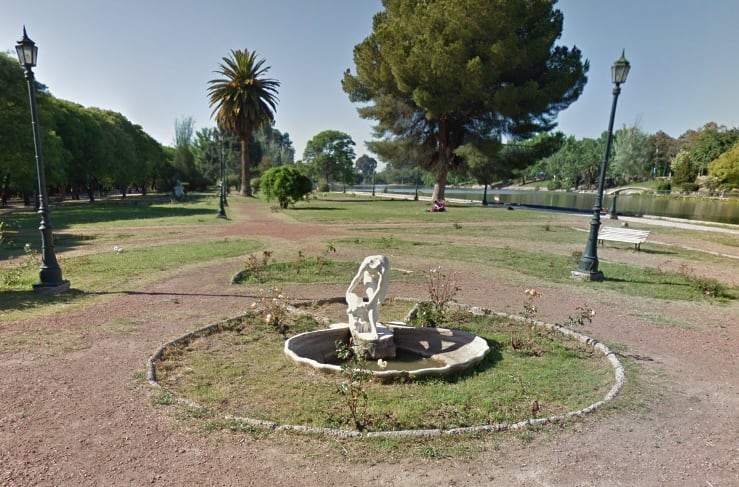 La misteriosa historia de la estatua decapitada en el Rosedal del Parque y las dudas sobre dónde está su cabeza. Foto: Captura Web.