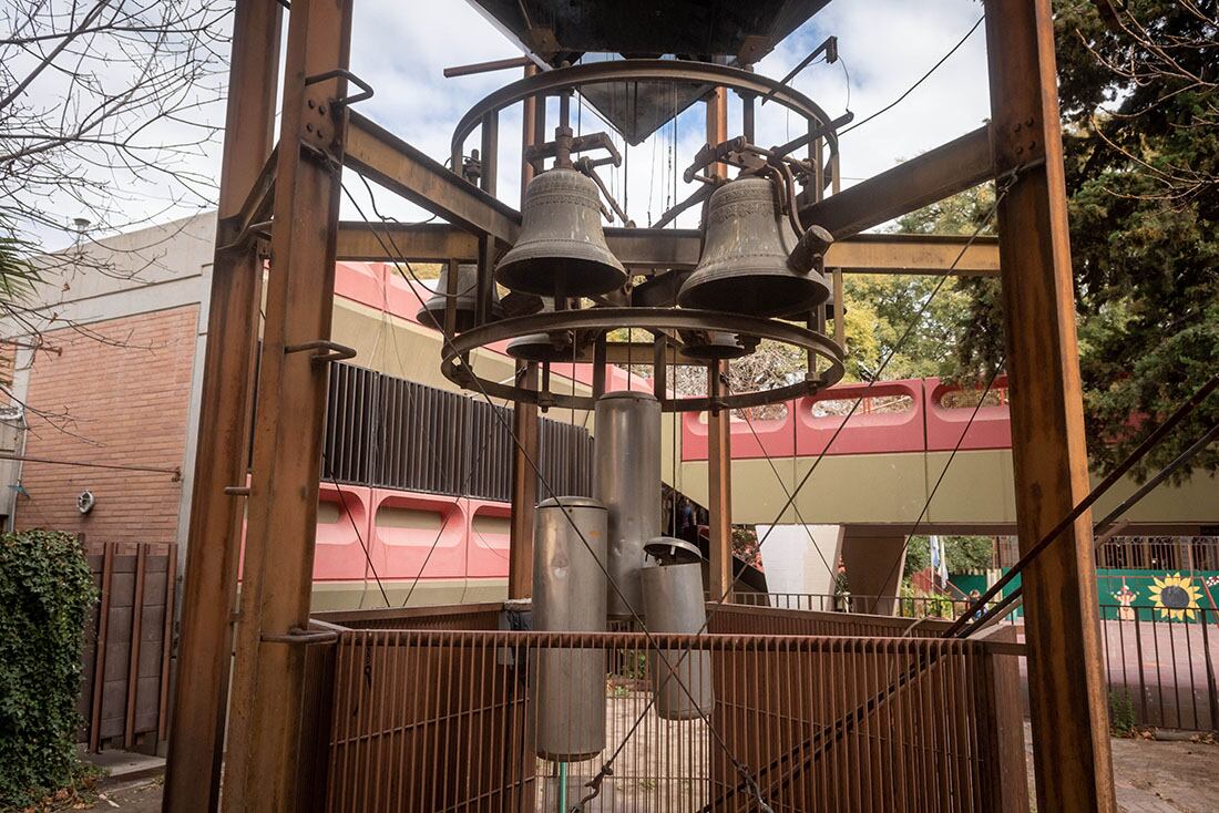 En el patio de la Escuela Patricias Mendocinas se encuentra en antiguo reloj de la ex plaza Cobos , actual Plaza San Martín.