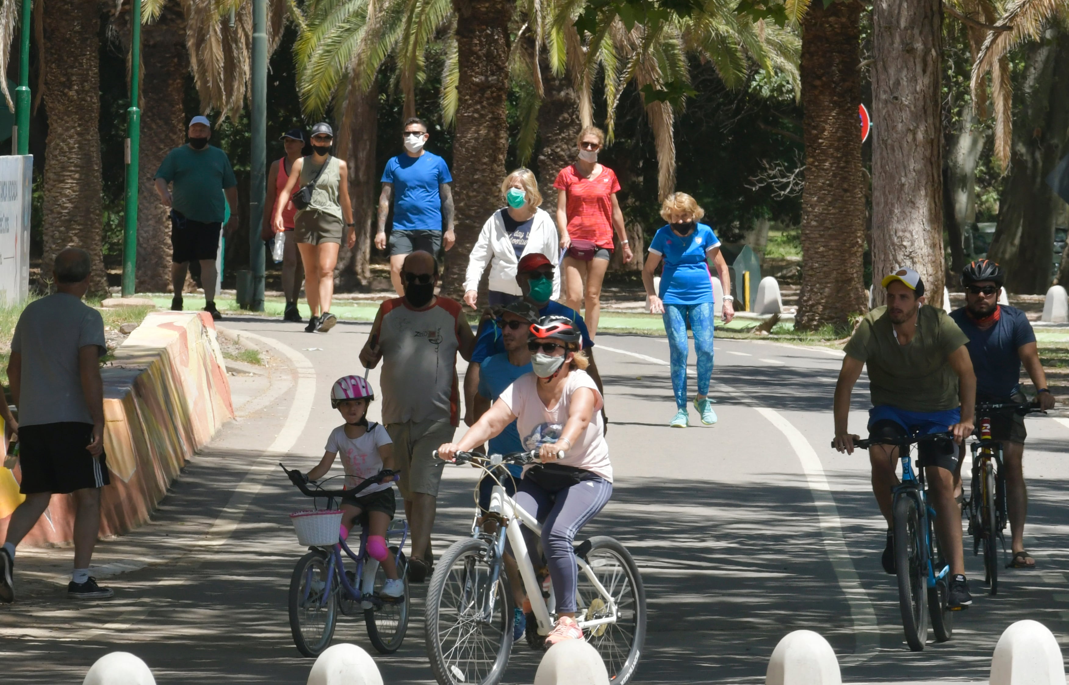 Mendoza 07 de diciembre 2020  Sociedad
Fin de semana Largo en Mendoza. El turismo interno y nacional 
En la foto El parque General San martin, muchos ciclistas, paseantes, y caminantes optan por hacer este paseo .
Foto: Orlando Pelichotti / Los Andes