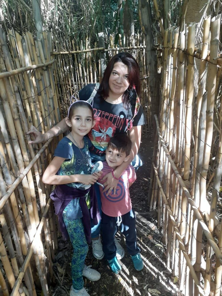 En familia. La mamá Valeria junto a su hermana mayor en su casa del B° Espejo.