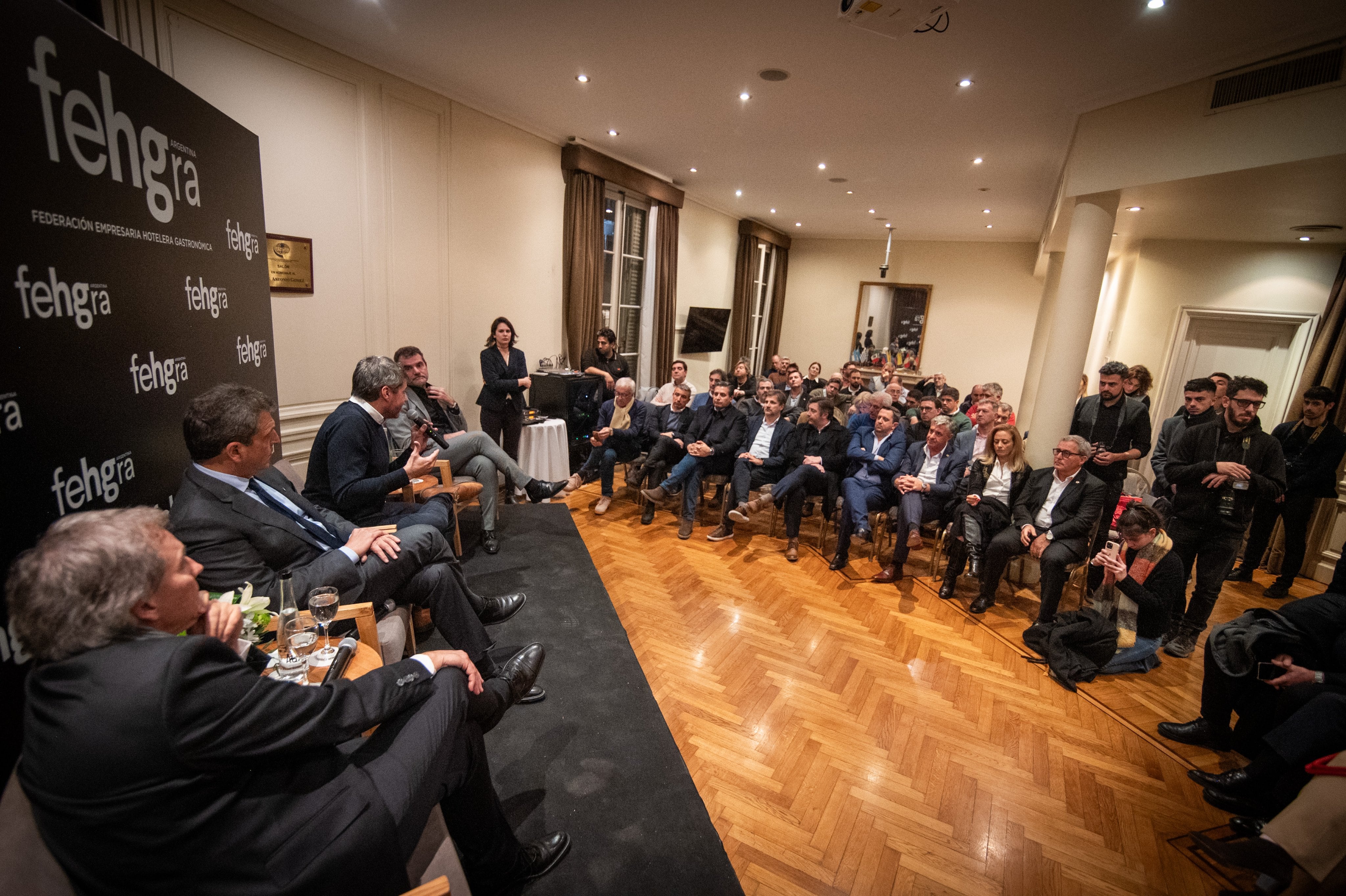 El anuncio se realizó en el encuentro con representantes del sector hotelero y gastronómico. Foto: Twitter / @arielcholociano