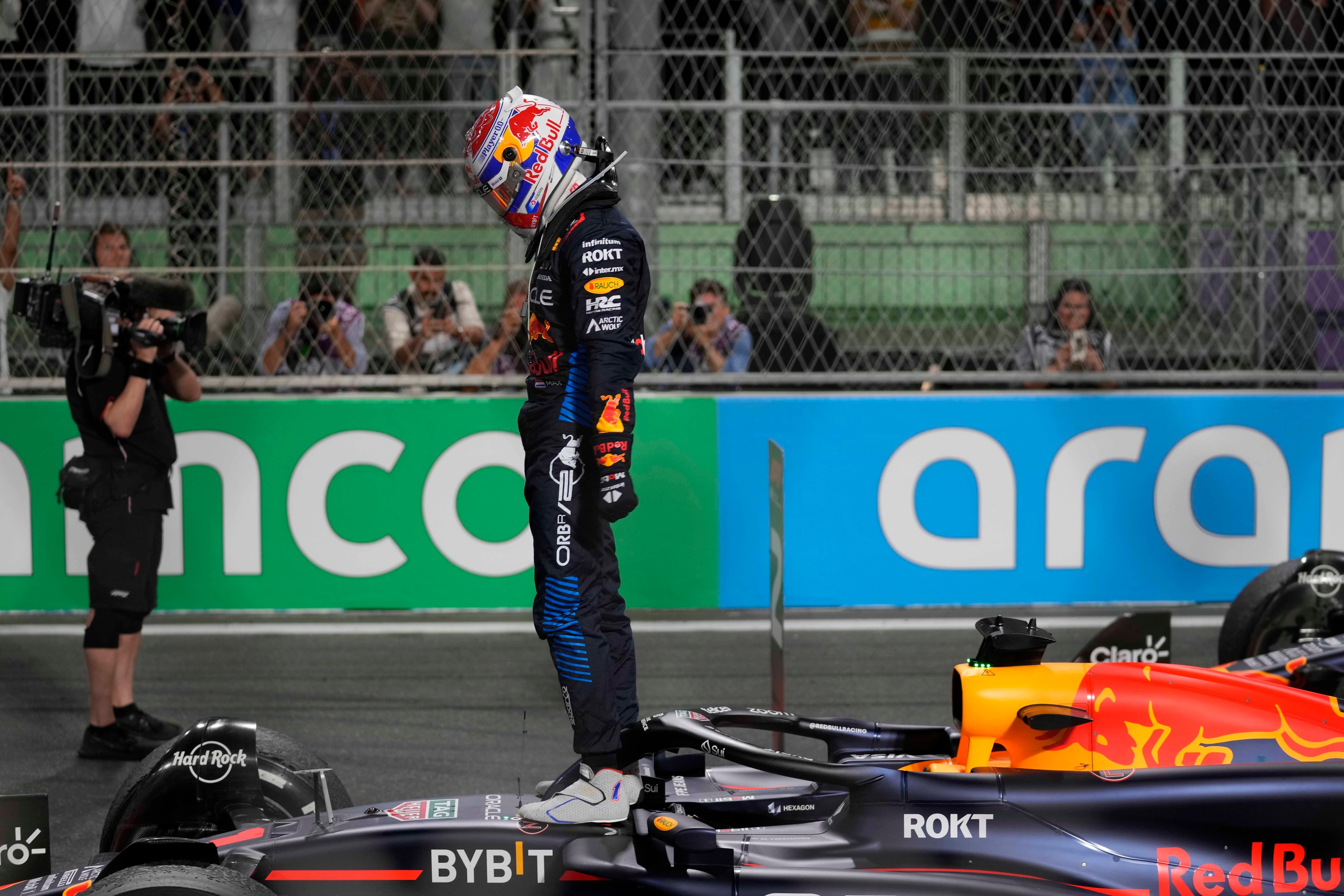 El piloto de Red Bull Max Verstappen celebra parado sobre su auto tras ganar el Gran Premio de Arabia Saudí en el circuito Jeddah Corniche el sábado 9 de marzo del 2024. (AP Foto/Darko Bandic)