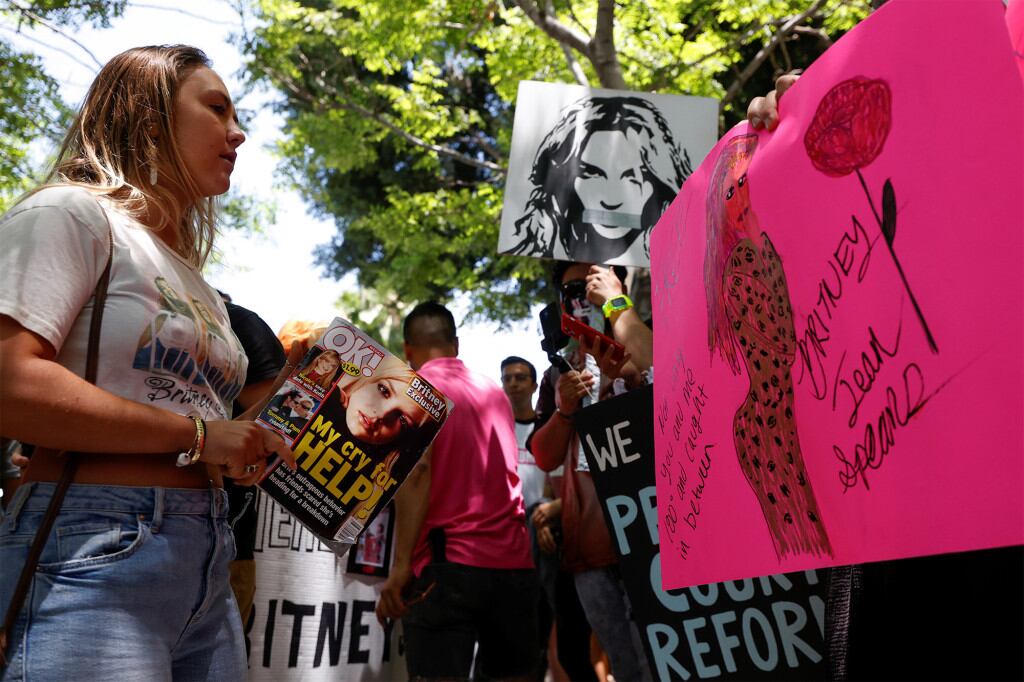 Una mujer protesta en apoyo de la estrella del pop Britney Spears