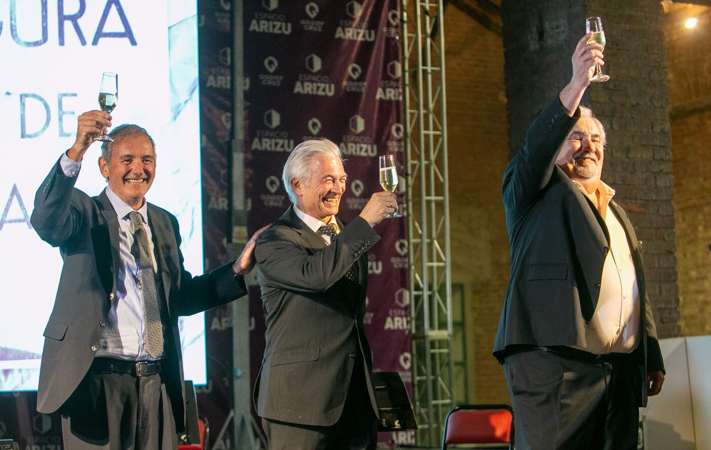 Momento del brindis: Dr. Walter Vázquez, Ing. Jorge Sanchis, Cónsul de España Ramón Blecua Casas