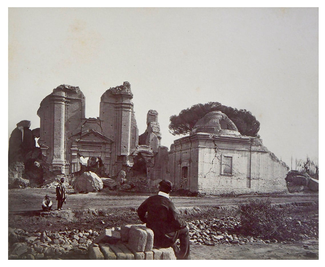 Pasaban casi dos décadas del terremoto y las heridas aún no cicatrizaban. Las ahora ruinas del Convento de San Francisco, eran una triste postal. La toma fotogáfica fue realizada desde el Naciente.