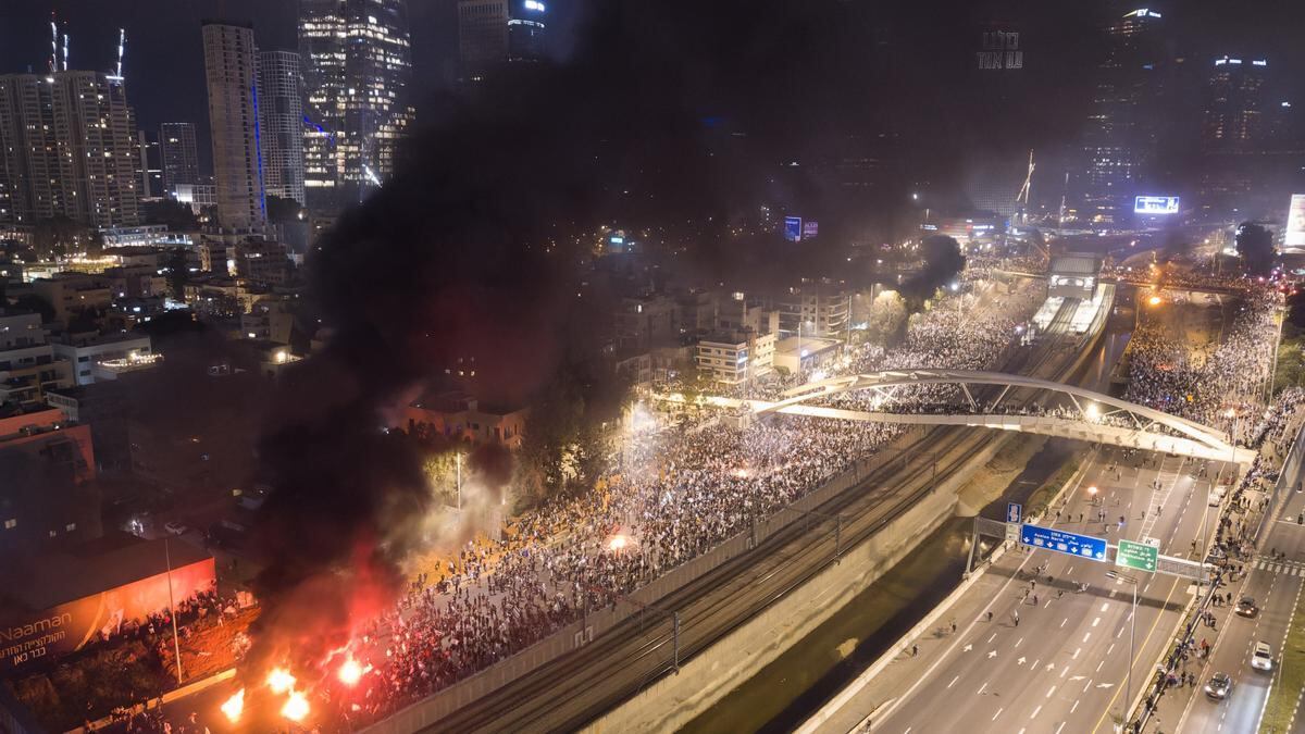 Luego de la destitución del ministro de defensa, más de 600.000 israelíes salieron nuevamente a las calles a reclamar por la reforma judicial que impulsa Benjamin Netanyahu.