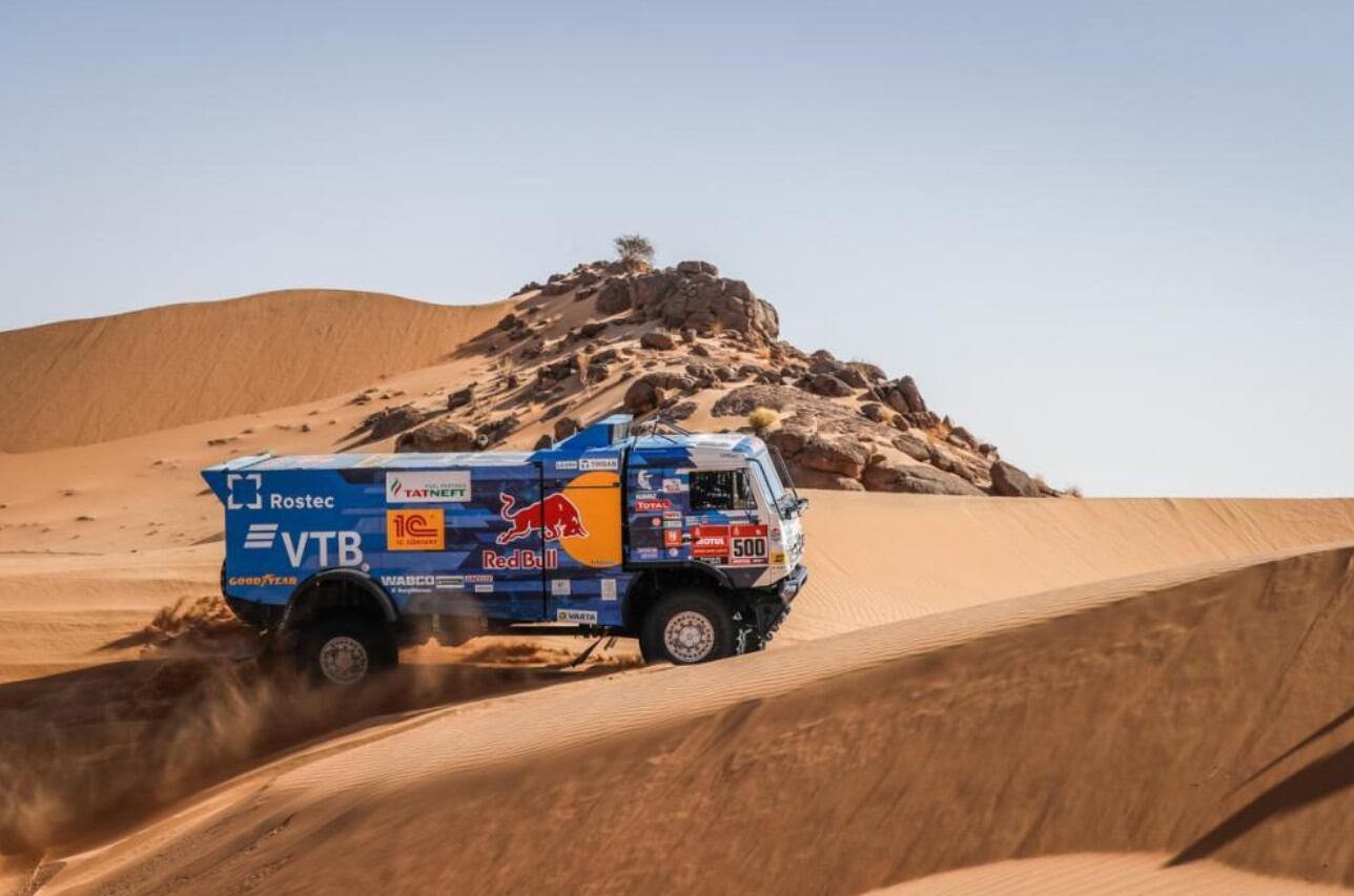 Andrey Karginov festejó en la quinta etapa del Dakar para los camiones. Lo siguieron Aliaksei Vishneuski y Dmitry Sotnikov.