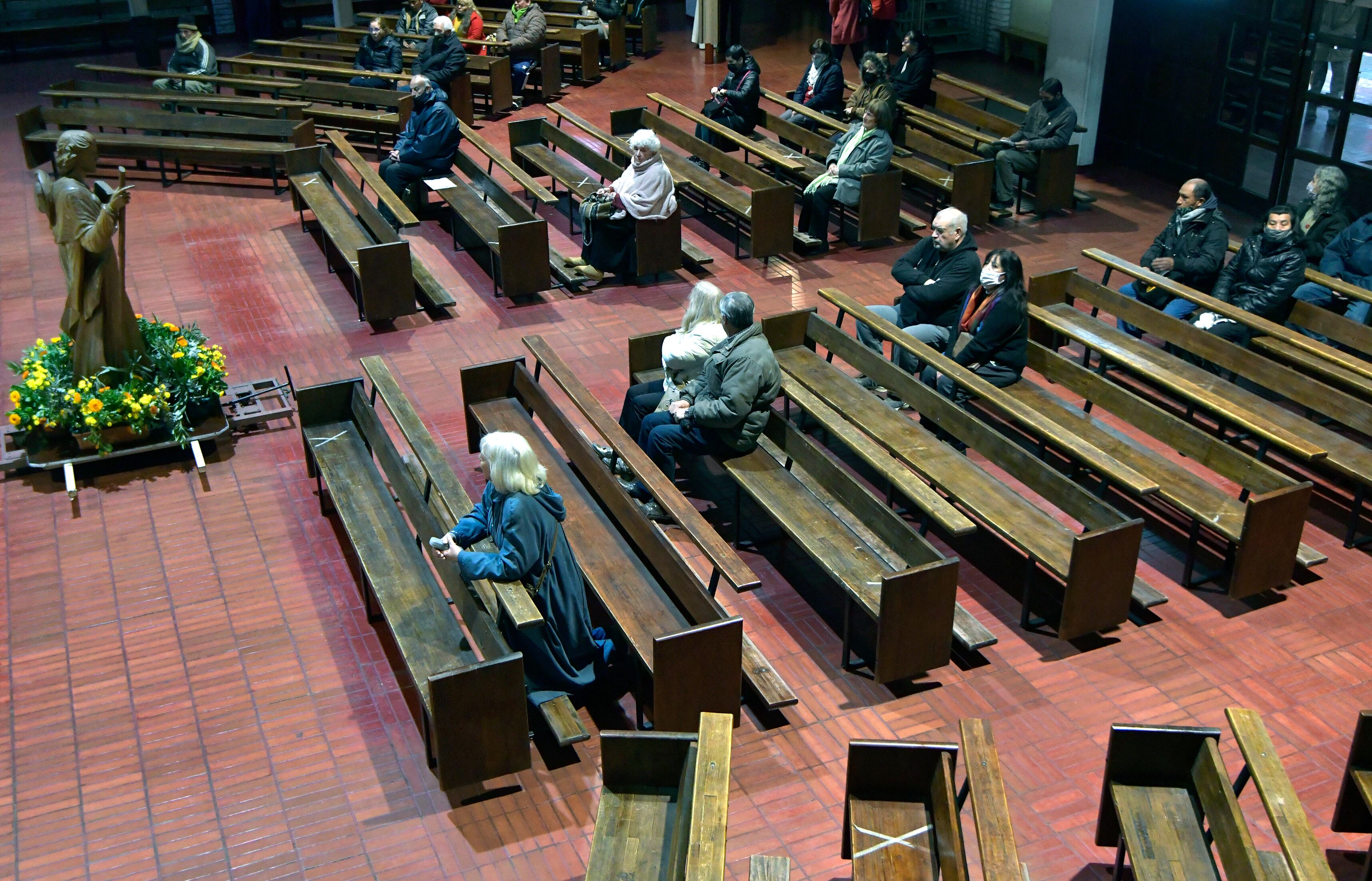 Desde muy temprano cientos de fieles visitaron la iglesia.
Foto: Orlando Pelichotti / Los Andes
