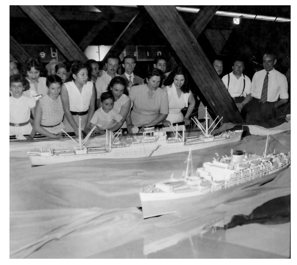 El stand del Ministerio de Transporte de la Nación, tenía maquetas de trenes, barcos, y aviones fabricados en Argentina. Foto: Orlando Pelichotti /Los Andes