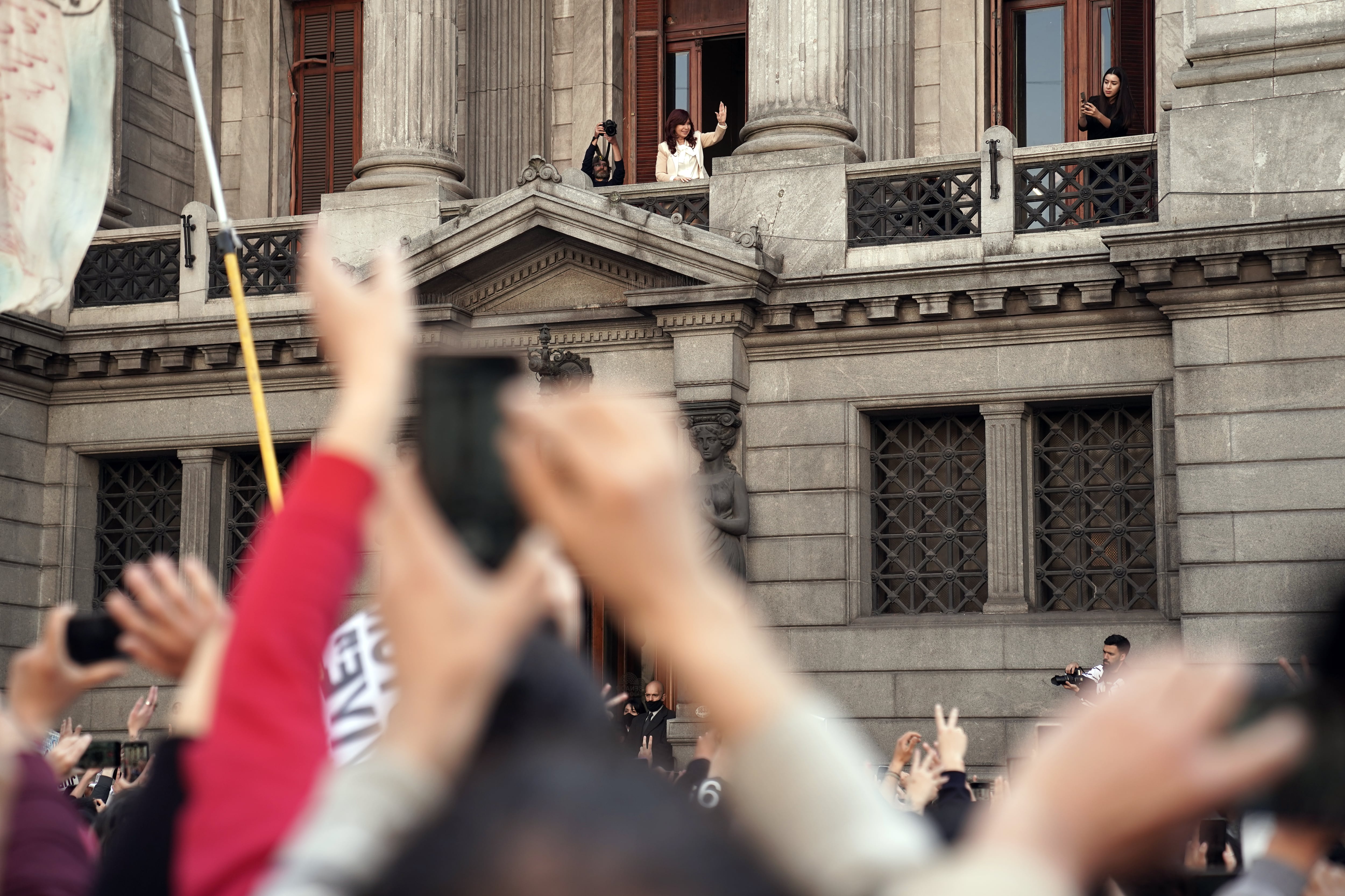 Cristina Fernández de Kirchner desde el balcón del Congreso. / Foto: Clarín