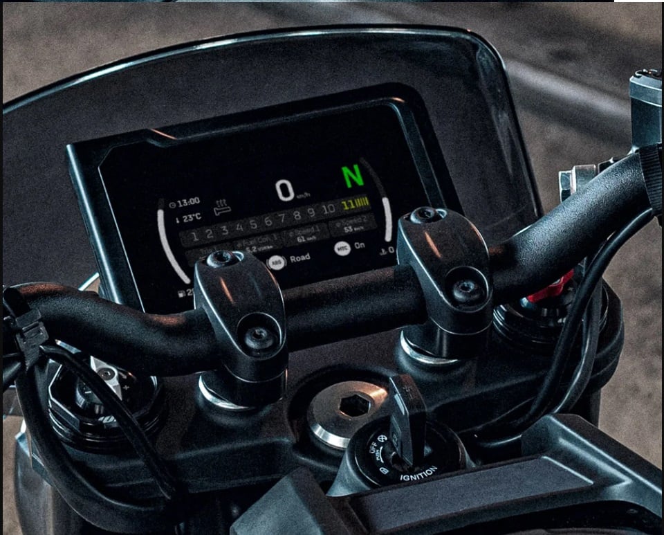 El panel, que incluye conectividad Bluetooth, facilita el monitoreo de la moto en tiempo real, mostrando la velocidad, el nivel de combustible, la marcha seleccionada, 