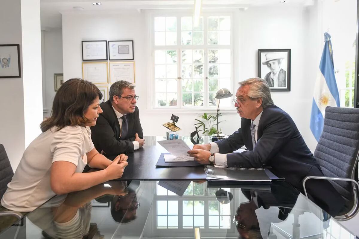 El presidente Alberto Fernández junto al presidente del bloque del Frente de Todos Germán Martínez y la titular de la comisión de juicio político, Carolina Braillard. Foto: presidencia.