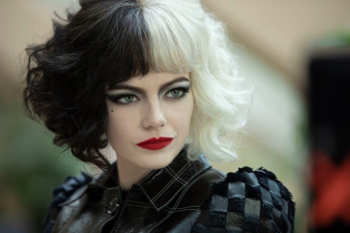 Emma Stone juega con los clores de su pelo y siempre brilla. La protagonista de Cruella sabe cómo llevarlo