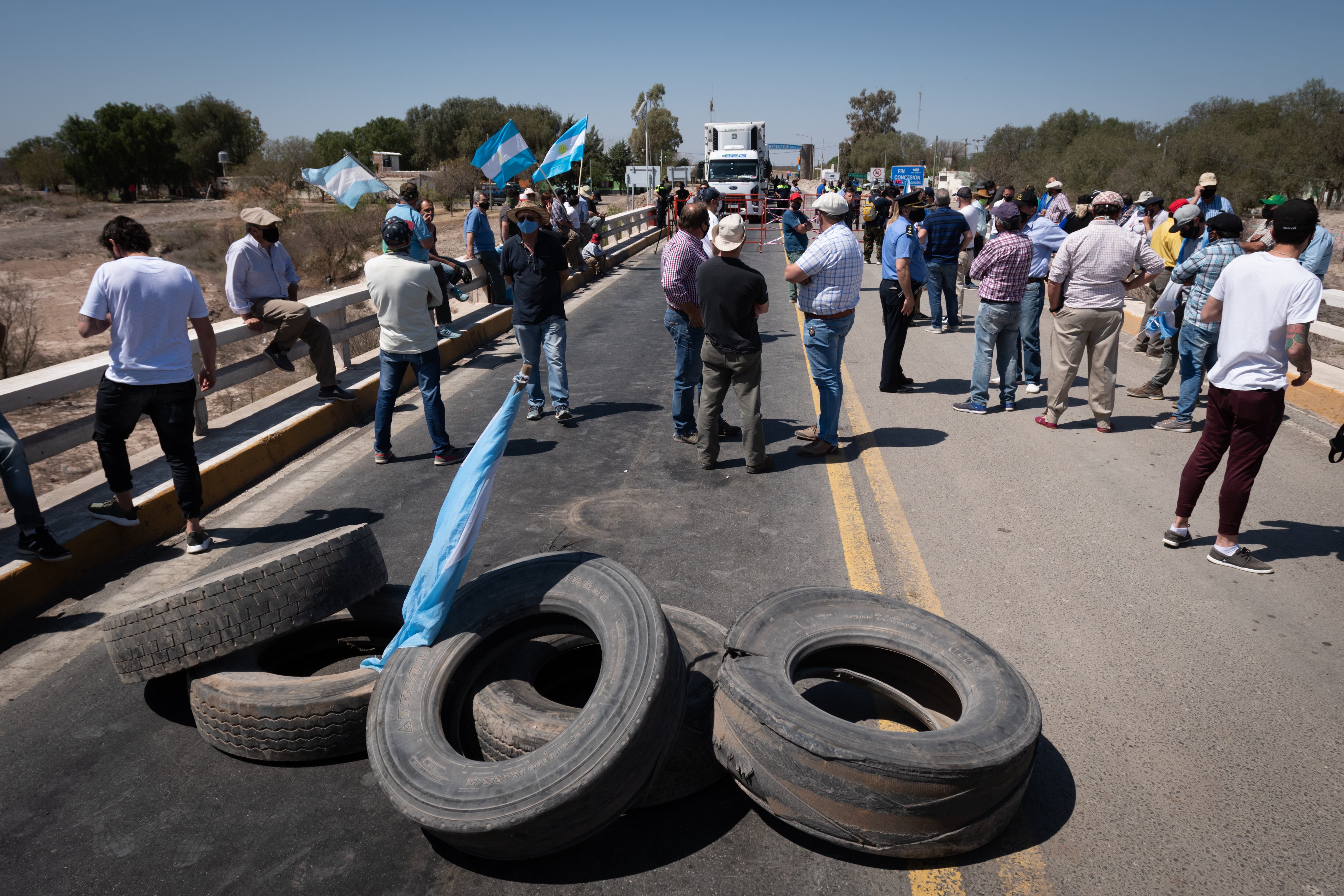 Una larga fila de camiones se formó del lado de San Luis como consecuencia del corte de la ruta.